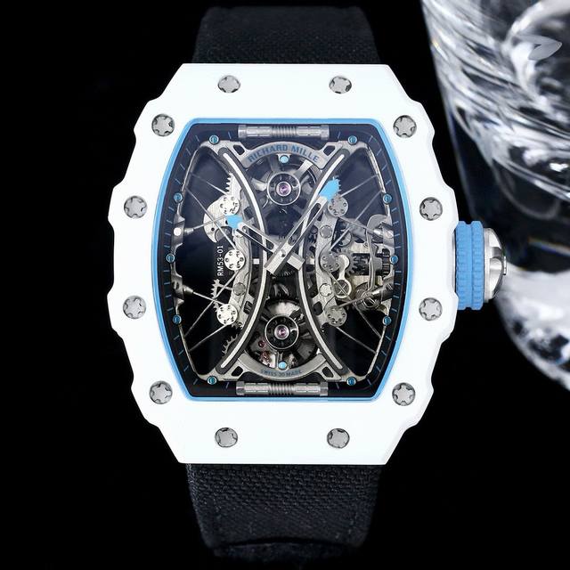 白色tpt纤维 Richard Mille 理查米尔 Rm53-01 将腕表设计与运动赛事相互结合，完美诠释了赛场上的勇者坚定信念、顽强拼搏的精神。Rm53-0