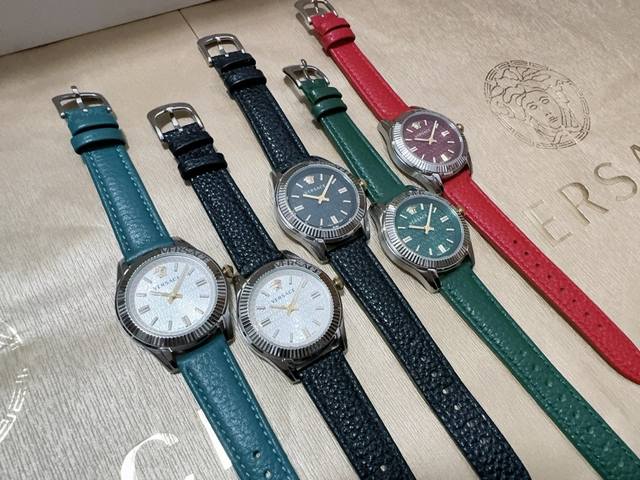 金 新款 范思哲 Greca Time Lady 系列，表径35Mm，顶圈采用滚花处理工艺，在1-3点刻有versace标识，表盘再现交替的希腊回纹图案与ver