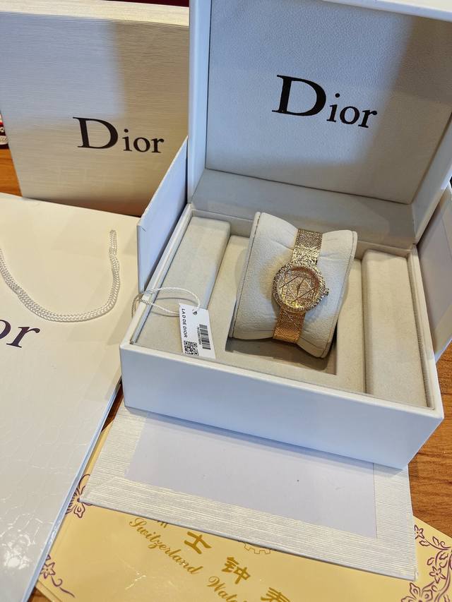 爆批 迪奥 Dior 新一代精致高雅的风格来自于la Mini D De Dior Satine系列高级腕表...沿袭了迪奥珠宝表现出女性特质、作为奢侈品品牌中