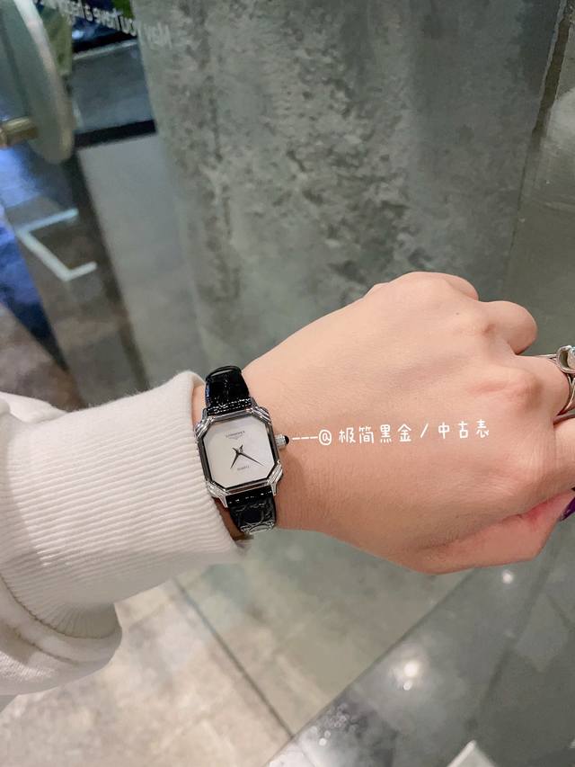 宝藏单品# 中古表-Longines，无字天书极简黑金！心心念念的黑金浪琴小优雅谁戴谁美！方盘四边花边黑金皮带表万人求，还是那么大气有味道，不同的是这次这只通体