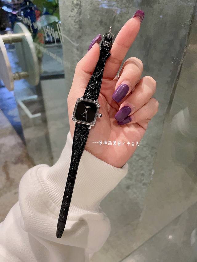 宝藏单品# 中古表-Longines，无字天书极简黑金！心心念念的黑金浪琴小优雅谁戴谁美！方盘四边花边黑金皮带表万人求，还是那么大气有味道，不同的是这次这只通体