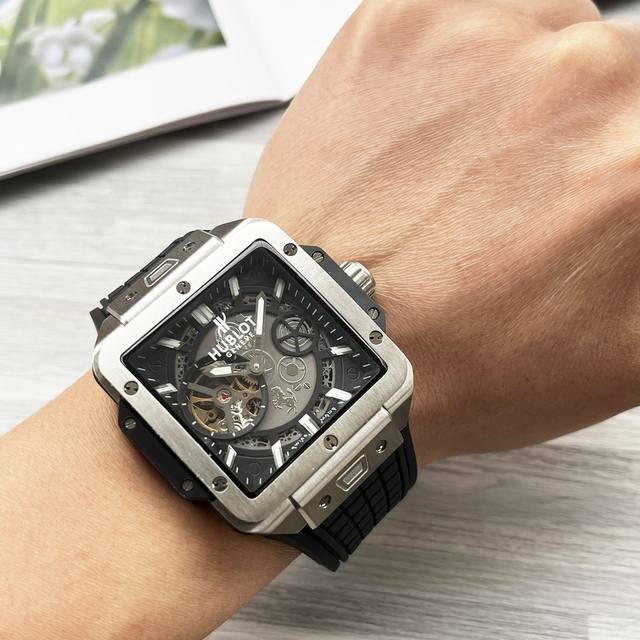 白 金 Hublot 恒宝 秉承“敢为先锋，独树一帜”的品牌理念，推出新款宇舶表square Bang Unico系列 独特的方形设计表盘 采用进口机械机芯精准