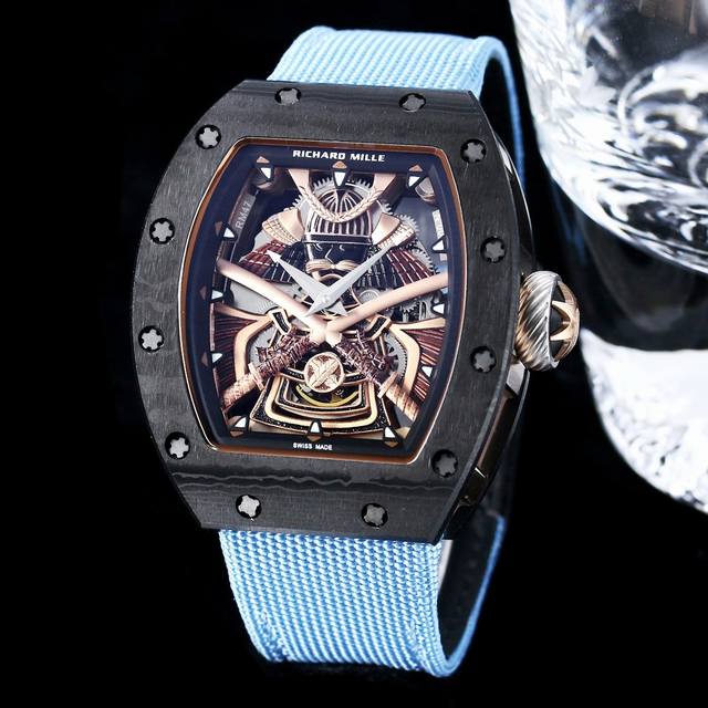 Richard Mille 理查米尔 Rm047 新款碳纤维武士铠甲 搭载飞轮机芯，动力储存高。3N黄金材质的武士盔甲镂空雕刻花纹，武士盔甲的日式元素搭配经典的