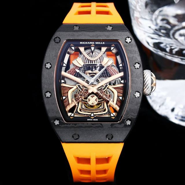 Richard Mille 理查米尔 Rm047 新款碳纤维武士铠甲 搭载飞轮机芯，动力储存高。3N黄金材质的武士盔甲镂空雕刻花纹，武士盔甲的日式元素搭配经典的