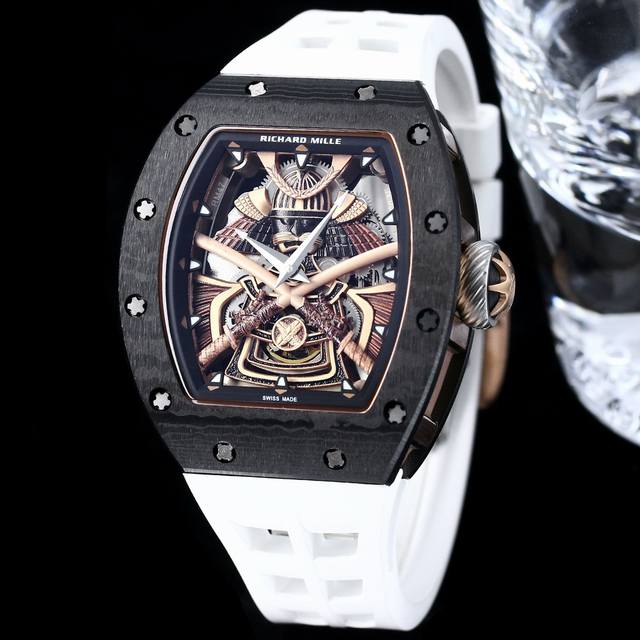 Richard Mille 理查米尔 Rm047 新款碳纤维武士铠甲 搭载飞轮机芯，动力储存高。3N黄金材质的武士盔甲镂空雕刻花纹，武士盔甲的日式元素搭配经典的