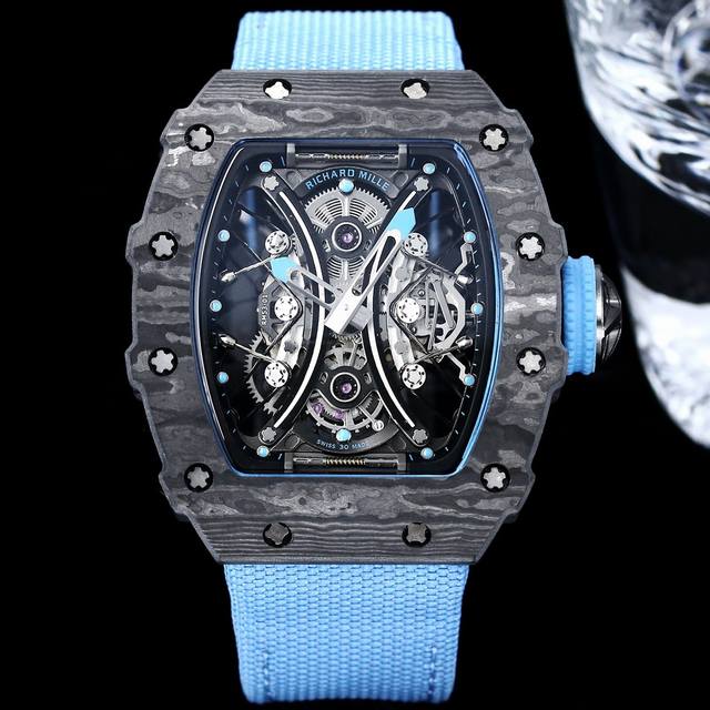 理查德米勒 Richard Mille Rm53-01 这款腕表充满动感与活力。表壳由极为坚固抗震防损的tpt碳纤维加工制成，碳纤维独特的波纹光泽和犀利的表壳线