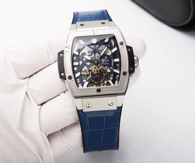 白 金20. 独家首发:恒宝 Hublot 精品男士腕表，六字位飞轮设计，技艺精湛，独具匠心，尊贵大气，绅士风范。采用高品质机械机芯，顶级316精钢表壳，进