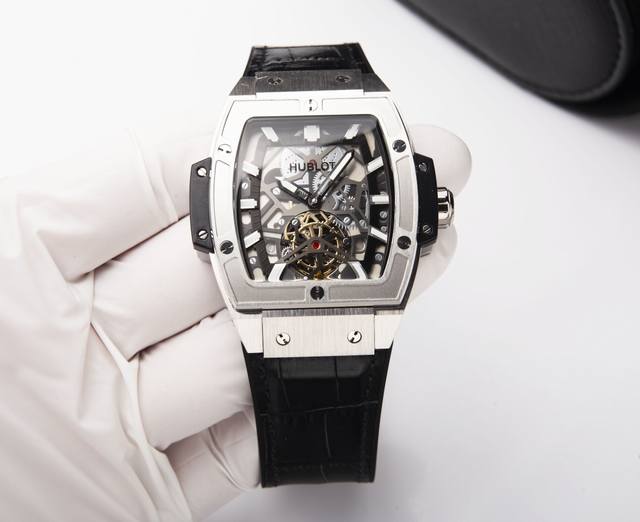 白 金20. 独家首发:恒宝 Hublot 精品男士腕表，六字位飞轮设计，技艺精湛，独具匠心，尊贵大气，绅士风范。采用高品质机械机芯，顶级316精钢表壳，进