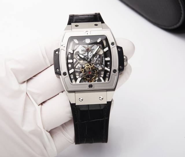 白 金20. 独家首发:恒宝 Hublot 精品男士腕表，六字位飞轮设计，技艺精湛，独具匠心，尊贵大气，绅士风范。采用高品质机械机芯，顶级316精钢表壳，进