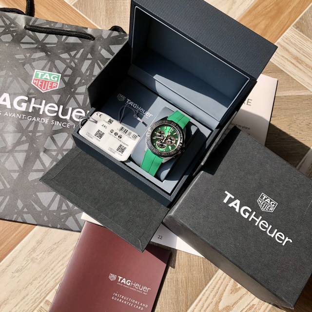 新款！高颜值已上线！Original Tagheuer 泰格豪雅f1系列，瑞石英男士腕表！表面立体裁制，原装氟胶材质表带，细腻光滑且抗汗无廉价香味。六针计时带日