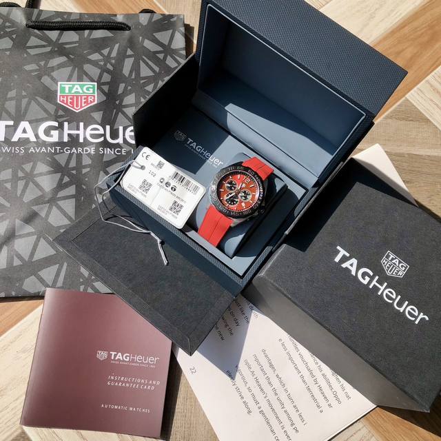 新款！高颜值已上线！Original Tagheuer 泰格豪雅f1系列，瑞石英男士腕表！表面立体裁制，原装氟胶材质表带，细腻光滑且抗汗无廉价香味。六针计时带日