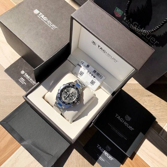 Tagheuer 泰格豪雅f1系列，石英男士腕表 原单货！超高工艺，六针计时带日历！瑞士原装机芯！精钢表壳，蓝宝石玻璃！专柜售价一万多！～43Mm表径！配专柜全