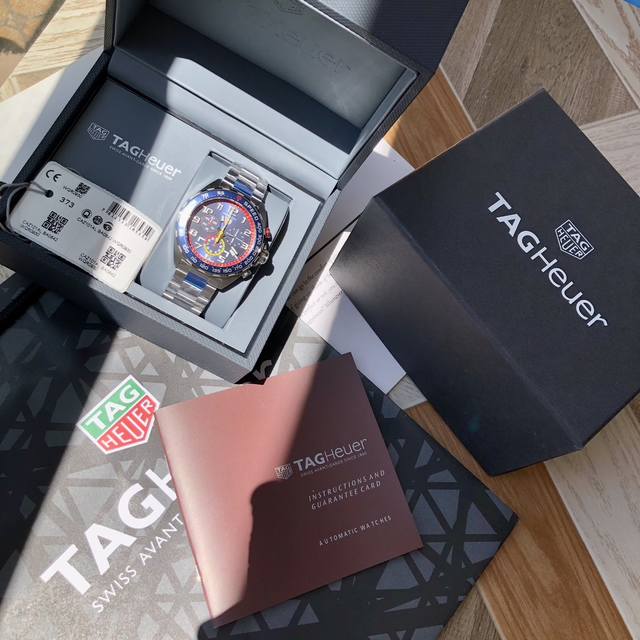 新款，高颜值批 。Original Tagheuer 泰格豪雅f1系列，石英男士腕表 原单货！六针计时带日历！瑞士原装机芯！精钢表带表壳，蓝宝石玻璃！专柜售价一