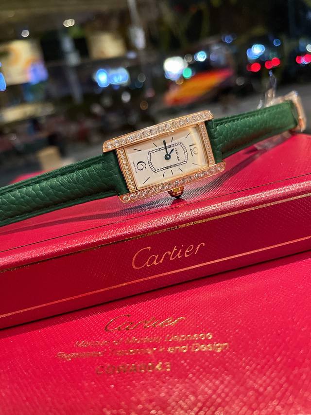 白 金 钻30 卡地亚-Cartier Tank Américaine腕表，小号表款，采用蓝宝水石晶镜面，瑞士石英机芯。原版开模，精钢表壳，八角形表冠，镶嵌一颗