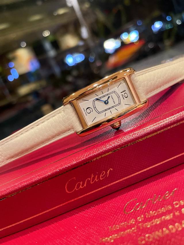 白 金 钻30 卡地亚-Cartier Tank Américaine腕表，小号表款，采用蓝宝水石晶镜面，瑞士石英机芯。原版开模，精钢表壳，八角形表冠，镶嵌一颗