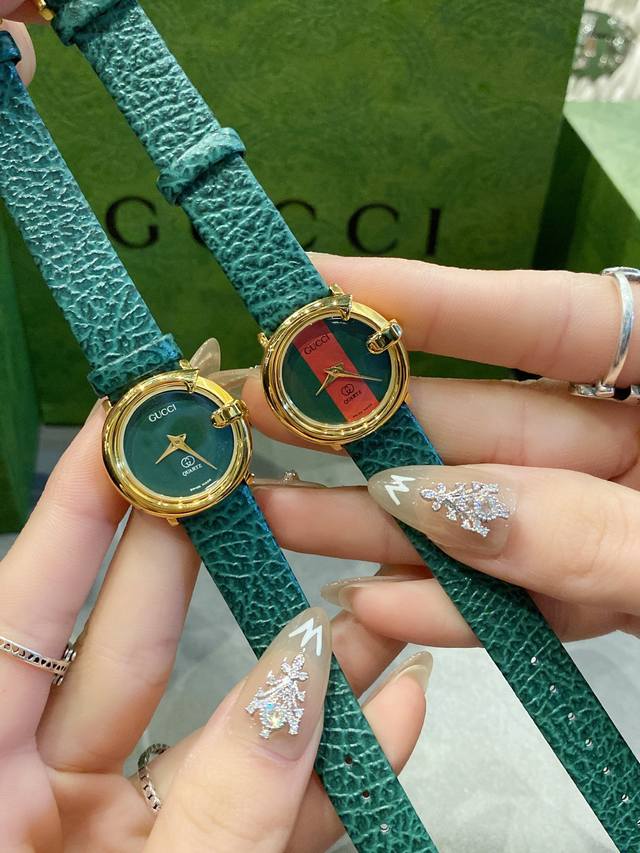 白 金 麦家mj 火爆款 原单品质 Gucci 古奇 来袭此品牌是简约主义的典范，最大特色就是表盘设计，打破千篇一律，简单而富有变化和品味，突出个性是古驰手表给