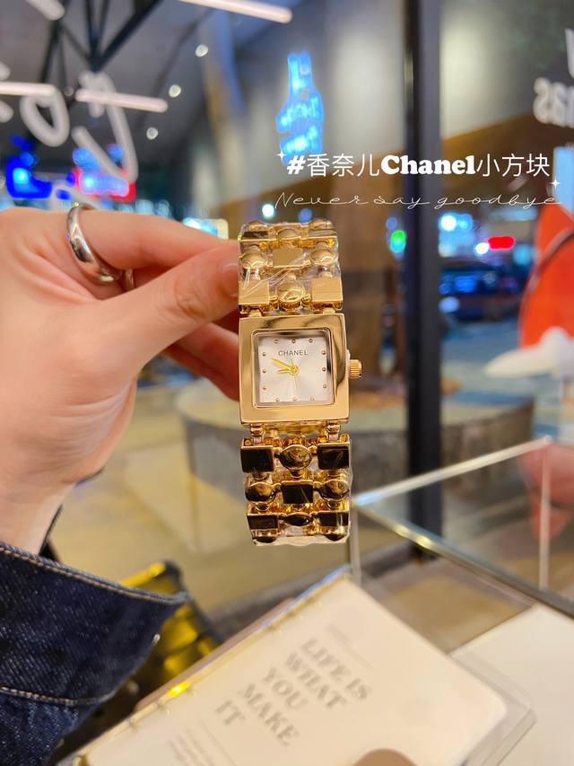 香奈儿chanel Première 最新系列限量版！第一眼就必入款全球销量1000块的手表小号方型八角外壳精致耐看，真的很高雅精致小红书热门款式必入单品