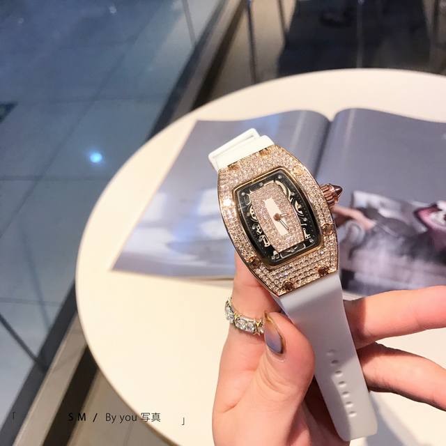 理查德米勒 Richard Mille 最新升級满钻版女款系列， 经典传奇 永不落后 酒桶型满钻腕表．轮廓突出，造型霸气美观，震撼人心的魅力。胶带设计轻便佩戴，