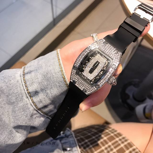 理查德米勒 Richard Mille 最新升級满钻版女款系列， 经典传奇 永不落后 酒桶型满钻腕表．轮廓突出，造型霸气美观，震撼人心的魅力。胶带设计轻便佩戴，