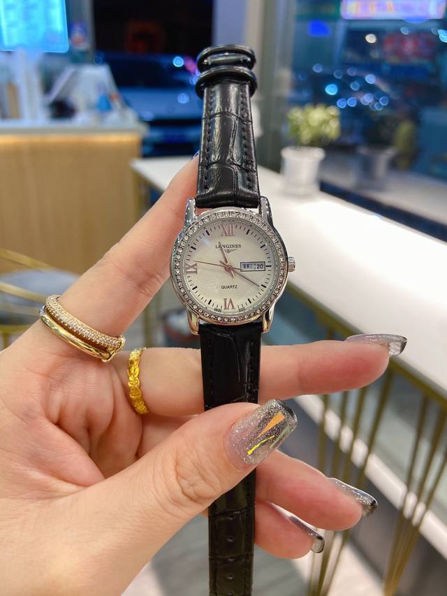 皮带 浪琴 Longines 索依米亚 进口日本石英机芯 小牛皮表带。 传统三针设计 日历星期显示 尺寸：女款30Mm 实物实拍，欢迎转发