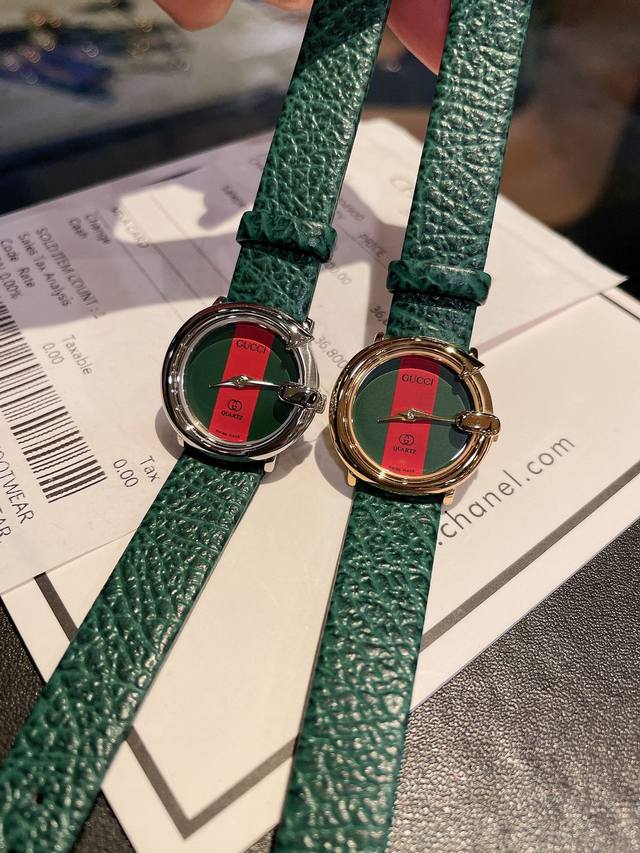 白 金 火爆款 原单品质 Gucci 古奇 来袭此品牌是简约主义的典范，最大特色就是表盘设计，打破千篇一律，简单而富有变化和品味，突出个性是古驰手表给人的特别印