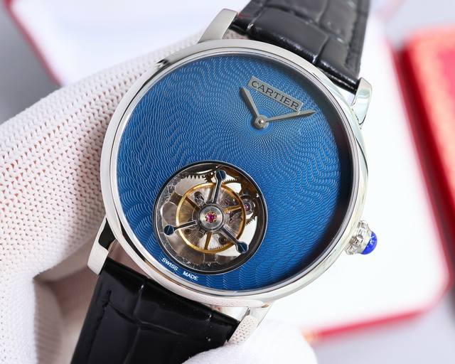 卡地亚rotonde De Cartier Tourbillon Cadran Love陀飞轮腕表表壳精炼，为充满想象力的设计师提供了承载机械部件的理想舞台。此