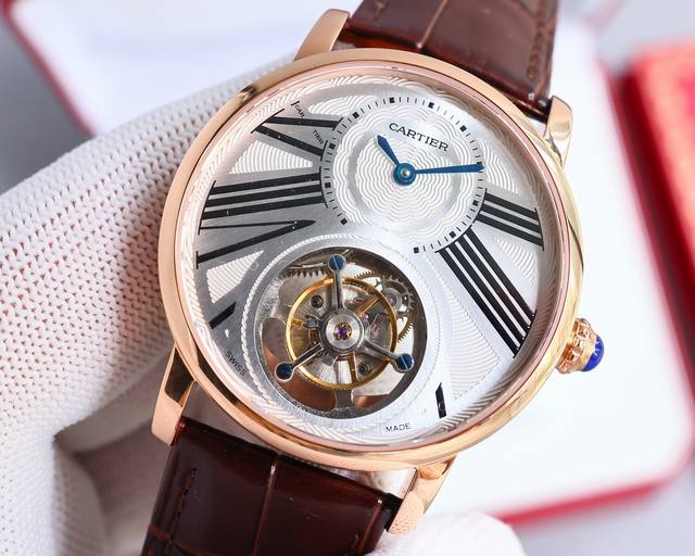 卡地亚rotonde De Cartier Tourbillon Cadran Love陀飞轮腕表表壳精炼，为充满想象力的设计师提供了承载机械部件的理想舞台。此