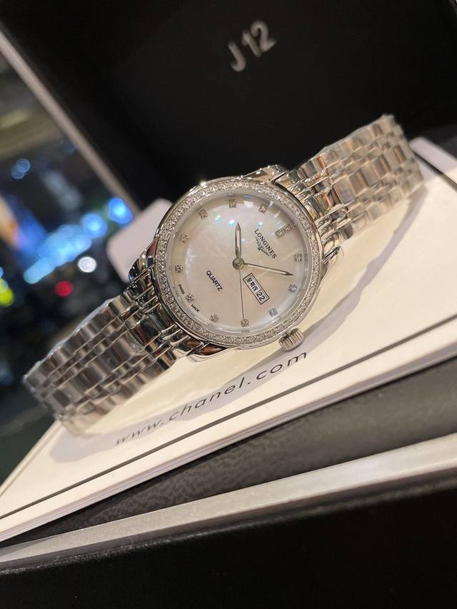 白 金 钻30 浪琴 Longines 索依米亚情侣对表系列 原装进口日本石英机芯 316L精钢表壳 钢化镜面 传统三针设计 3字位日历星期显示 原装蝴蝶扣 尺