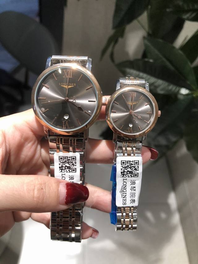 白 金 经典蓝色浪琴-Longines 经情典侣对表，拱形蓝光玻镜璃面，316精钢表带 真皮表带，原装蝶蝴扣。搭载口进石英机芯，尺寸：男40Mm 女33Mm，厚