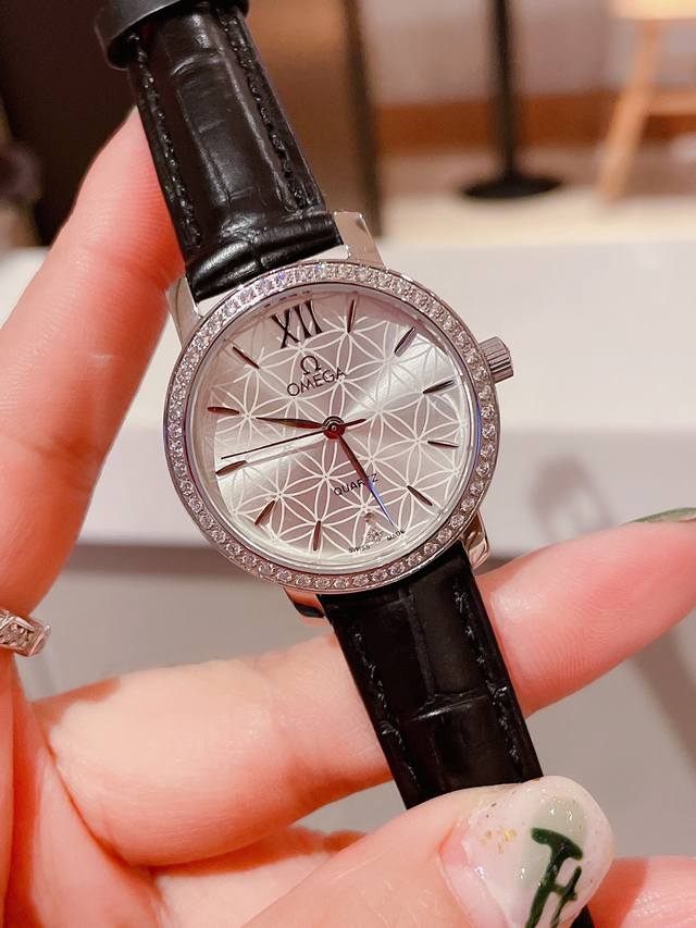 白 -金 钢带+20 陶瓷+40 浪琴-Longines精品女表携手而来，简约精致，品质精湛，热卖全城。采用进口石英机芯，顶级316精钢表壳，进口小牛皮表带，矿