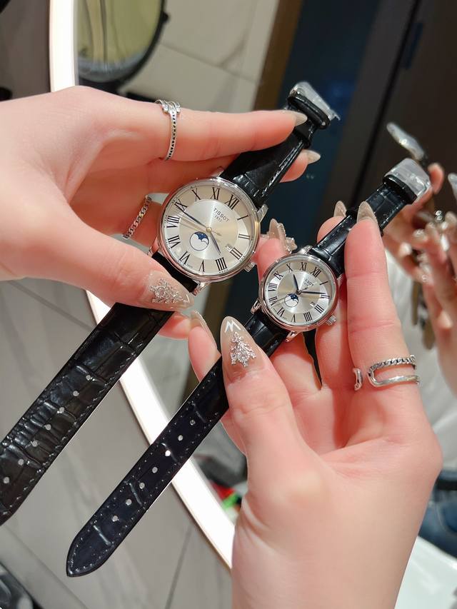 白 .金 麦家m 天梭tissot 全新卡森臻我系列情侣对表隆重登场 臻我 寓意每时每刻做真实的自己。每一种身份，皆是兴之所至。每一年真我，都独具魅力。佩戴卡森