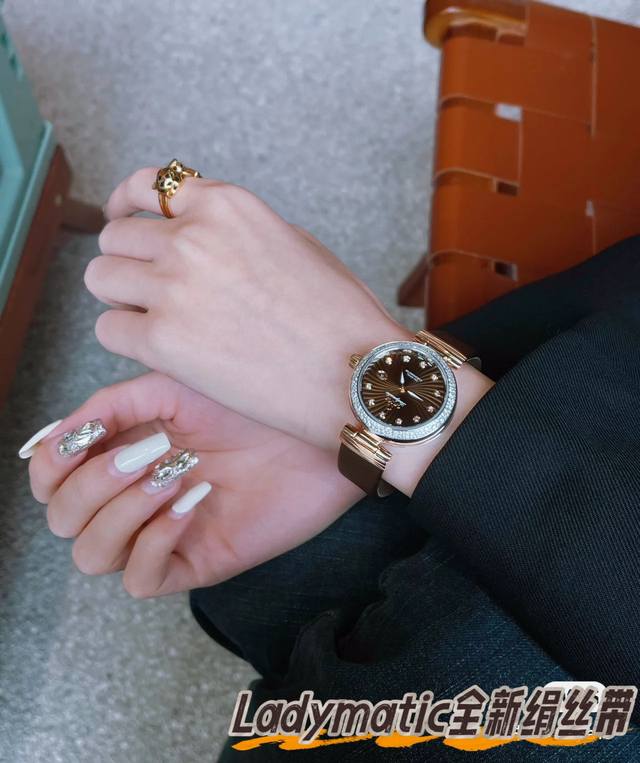 白 金 钻20 Ladymatic系列的女性腕表全新绢丝带 是品牌首枚专为女性打造的腕表之一 作为优雅和精致的代名词 在上世纪可谓是引领时代潮流口 简直是开创了