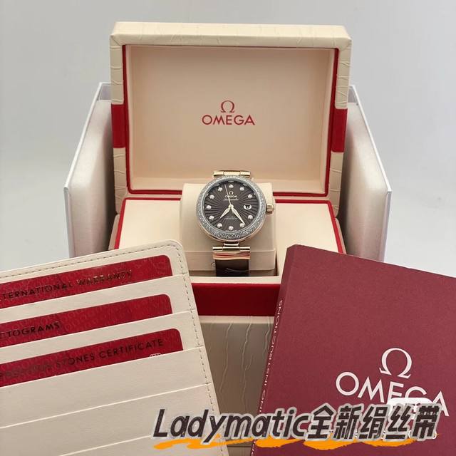 白 金 钻20 Ladymatic系列的女性腕表全新绢丝带 是品牌首枚专为女性打造的腕表之一 作为优雅和精致的代名词 在上世纪可谓是引领时代潮流口 简直是开创了