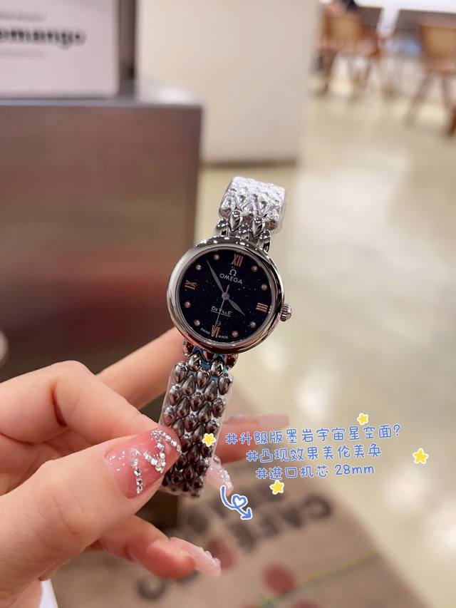 白 .金+20.钻+30 欧米茄 Omega 精品女神水滴系列腕表。精致唯美的设计，让您的美丽无处不在，也将华丽与经典融合，创造出惊艳巨作，表盘清新淡雅，色彩的