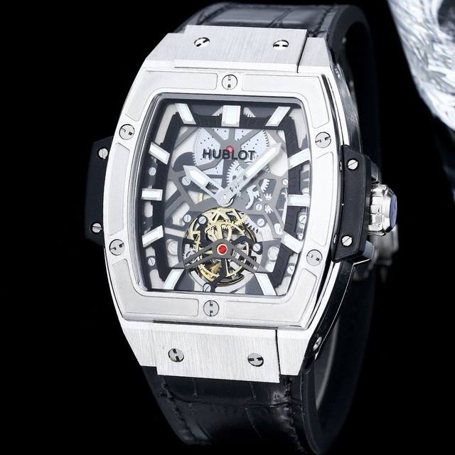 白 钛黑玫 Hublot 宇舶 精品男士腕表，六字位飞轮设计，技艺精湛，独具匠心，尊贵大气，绅士风范。采用高品质机械机芯，顶级316精钢表壳，进口小牛皮表带，矿