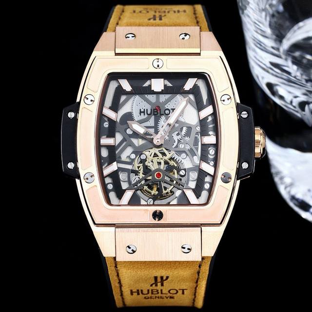 白 钛黑玫 Hublot 宇舶 精品男士腕表，六字位飞轮设计，技艺精湛，独具匠心，尊贵大气，绅士风范。采用高品质机械机芯，顶级316精钢表壳，进口小牛皮表带，矿