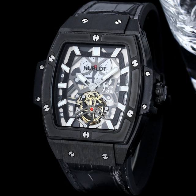 白 钛黑玫 Hublot 宇舶 精品男士腕表，六字位飞轮设计，技艺精湛，独具匠心，尊贵大气，绅士风范。采用高品质机械机芯，顶级316精钢表壳，进口小牛皮表带，矿