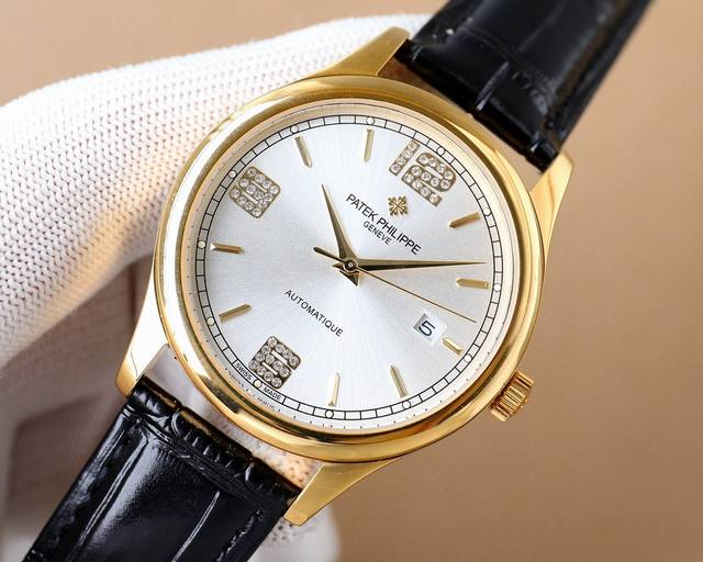 白 金 。 2024Tw最新力作热门款 百达翡丽 Patekphilippe 字面上数字采用钻石设计，最高版本高级自动腕表！男士腕表简单不失大气 40Mm表径，