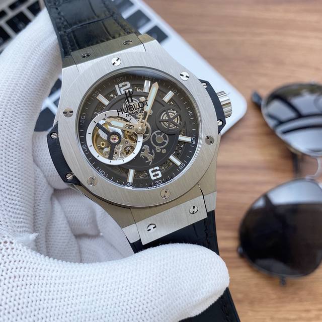 白壳 玫 实物拍摄 品牌：恒宝-Hublot 型男必备 类型：男士腕表 表壳：316精钢 做工上乘 表带：进口橡胶带 进口真牛皮 机芯：高级定制全自动机械机芯