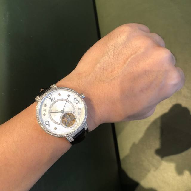 牛货 Lv Lv路易威登 大表头 高精镶钻字面，尺寸：直径 41Mm 厚度 14Mm，机械，蓝宝石玻璃，简评推荐： Les Ardentes高级珠宝腕表，卓越镶