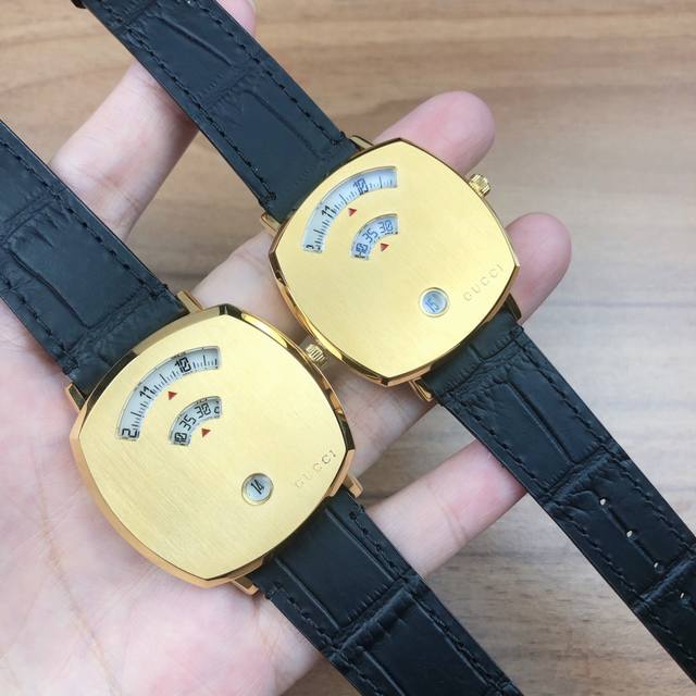 原盒:30 古驰 Gucc1新款，中性石英腕表，尺寸:38Mm 35Mm，彩用弧边方形表壳，设有三个视窗，即三个白色转盘分别指示小时、分钟和日期，黑色竹节纹皮带