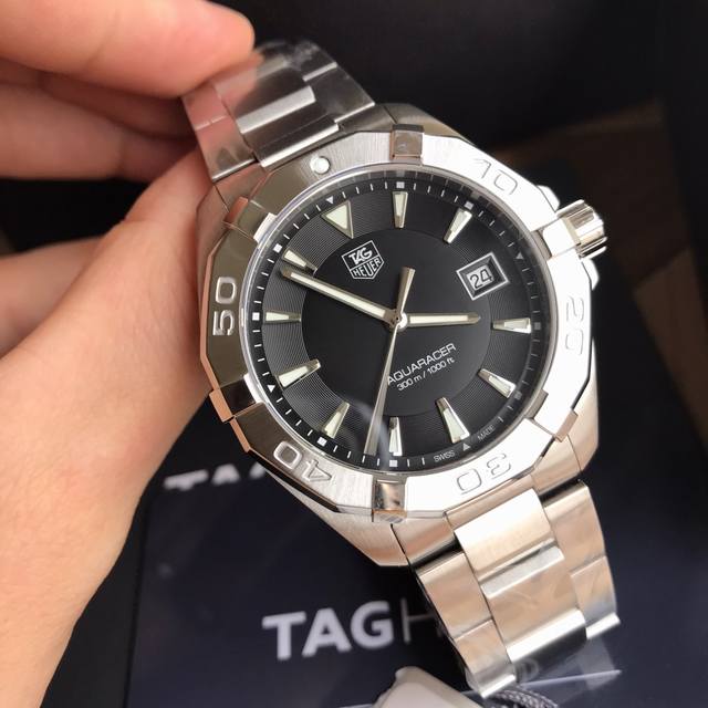 可以订做专柜查验码 批: 原盒:50 新款硬货，Original Tagheuer,泰格豪雅竞潜系列 男表。 ~40.5Mm表径，蓝宝石镜面，超强夜光指针，原装