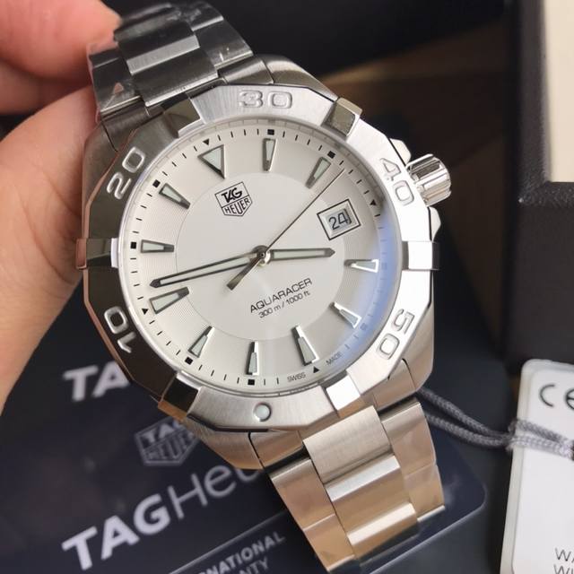 可以订做专柜查验码 批: 原盒:50 新款硬货，Original Tagheuer,泰格豪雅竞潜系列 男表。 ~40.5Mm表径，蓝宝石镜面，超强夜光指针，原装