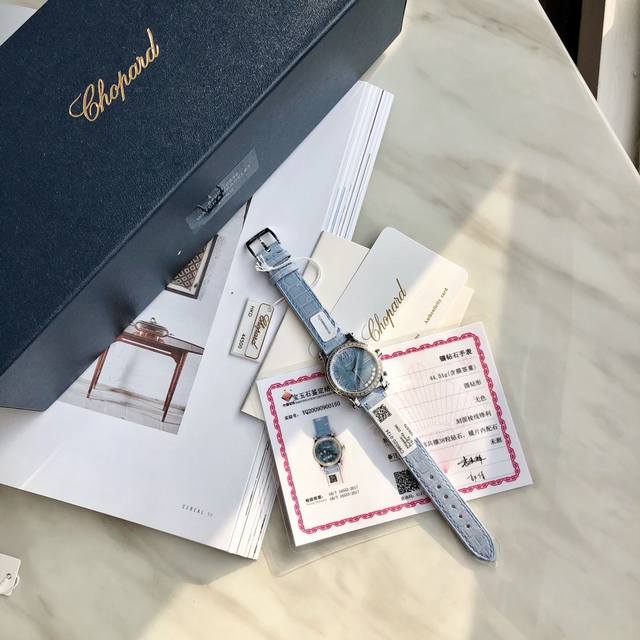 萧邦chopard快乐钻系列！梦幻冰蓝色真钻款！ 原版开模 小号30Mm 历时一年多研发终于面世，在蓝气球已经是女士标配的时代 萧邦快乐钻系列女表脱颖而出，成为