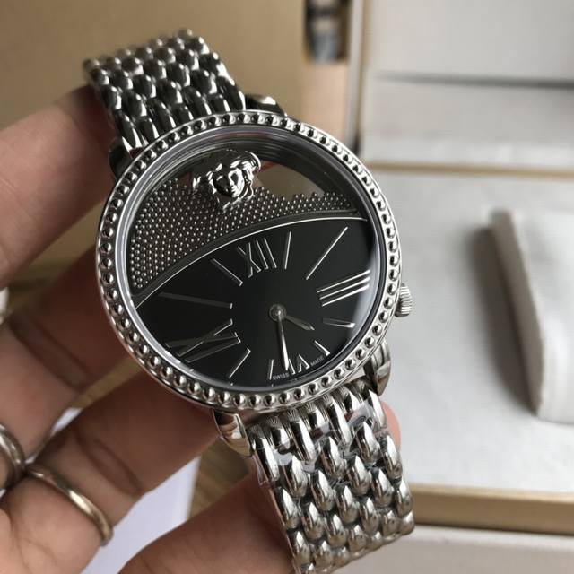 原盒:50 爆款有货，Original Versace,范思哲vas系列石英女表， 范家经典之作～Krios’S Watch.~38Mm表径，表面流动珠子，动感