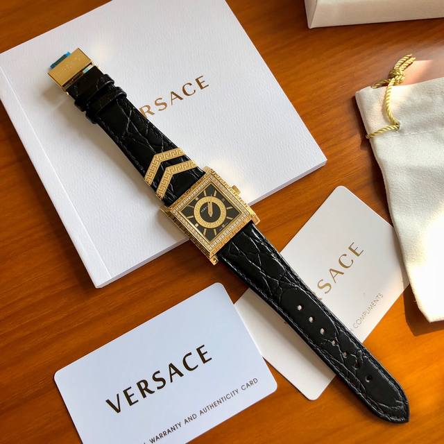 原盒:50 Versace 范思哲 Dv25周年系列 时尚女表原装瑞士石英机芯，鳄鱼纹牛皮表带 ，蝴蝶表扣，表圈携刻希腊回纹，表径30Mm，你值得拥有！