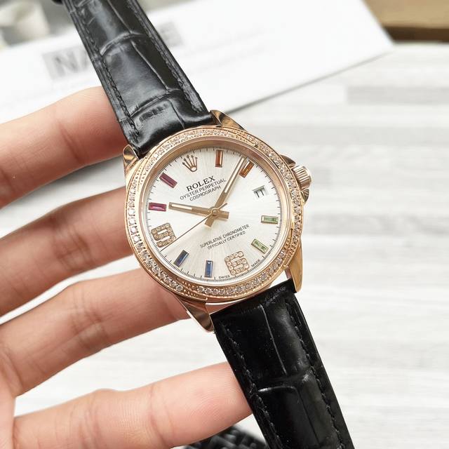 劳力士－Rolex 女神必备机械腕表 进口西铁城8215机芯 蓝宝石玻璃镜面 316精钢镶钻表壳 真牛皮表带 针扣 直径35Mm 厚度10Mm 欢迎上图