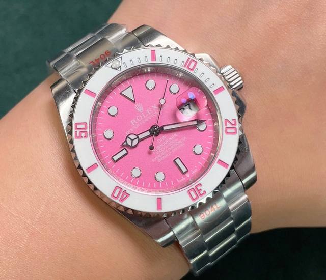 新品首发劳力士rolex Diw Submariner Parakeet 新品定制款sub水鬼，完美呈现！ 1：特别定制碳纤维圈口、渐变绿表盘，Diw赋予水鬼不