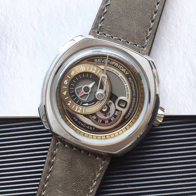 支持香港、美国直邮 七个星期五sevenfriday Sf-Q2 02系列 搭载进口miyota82S5机械机芯 专柜同步 具有24小时指示表盘，日夜清晰显示自