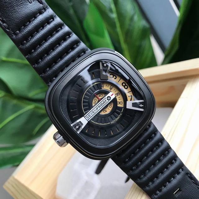 支持香港、美国直邮 百分白实拍 七个星期五sf-M2 01瑞士时尚潮牌 Sevenfriday 七个星期五 M系列:M2-01 M系列专为左撇子设计的一款时尚腕